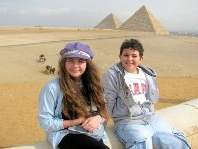 Ufukta Giza piramitleri: Keops, Kefren ve Mikerinos...